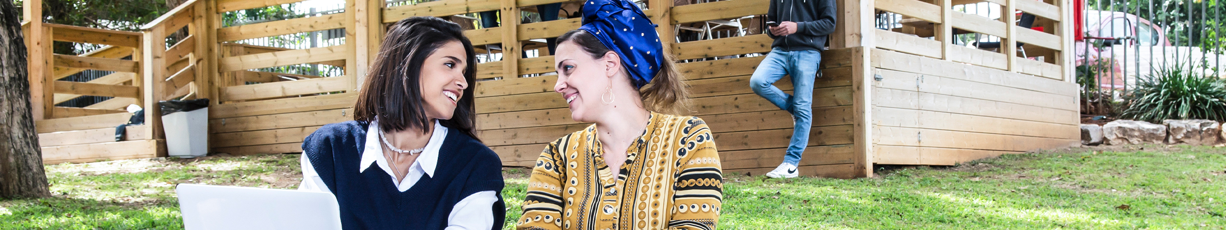 נשים יושבות על הדשא