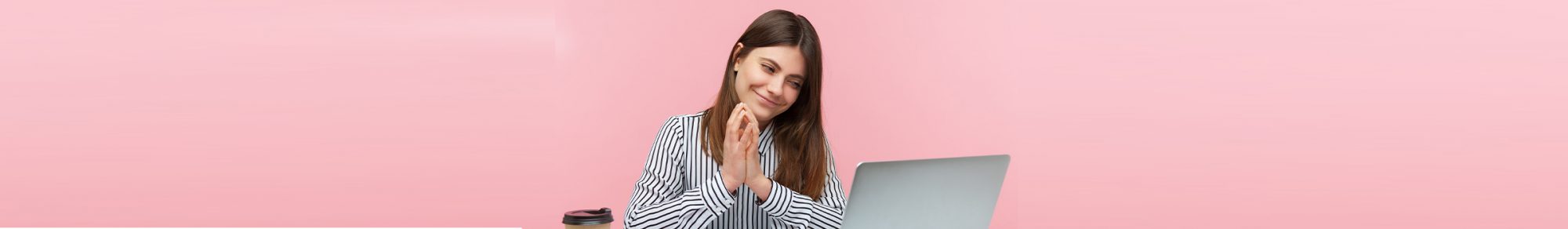 בחורה ליד מחשב על רקע ורוד