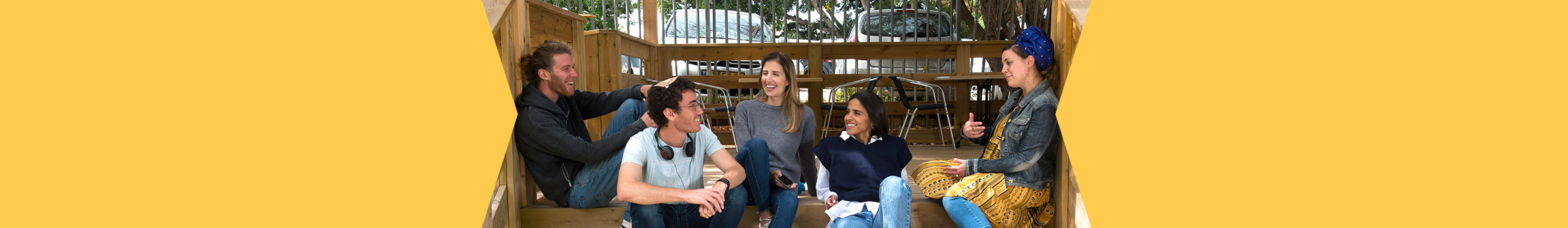 סטודנטים יושבים בקמפוס